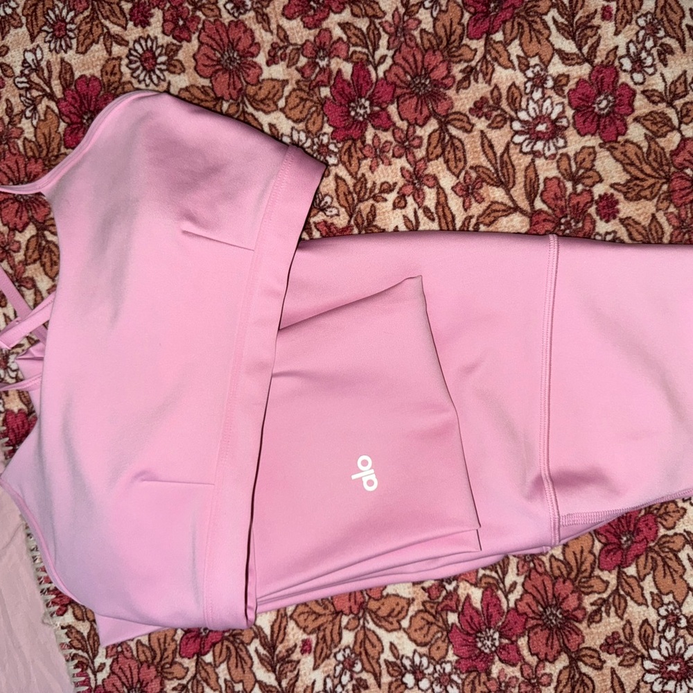 ALO Yoga Pink Set - Picture 2 of 5